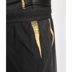 Pantalones cortos combate Venum (negro/oro)3
